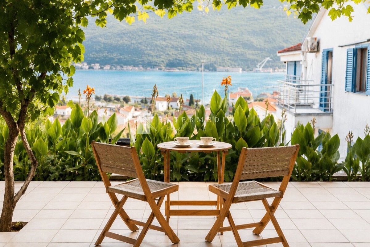 Prodaja, dvosoban stan sa baštom i pogledom na more, Đenovići, Herceg Novi